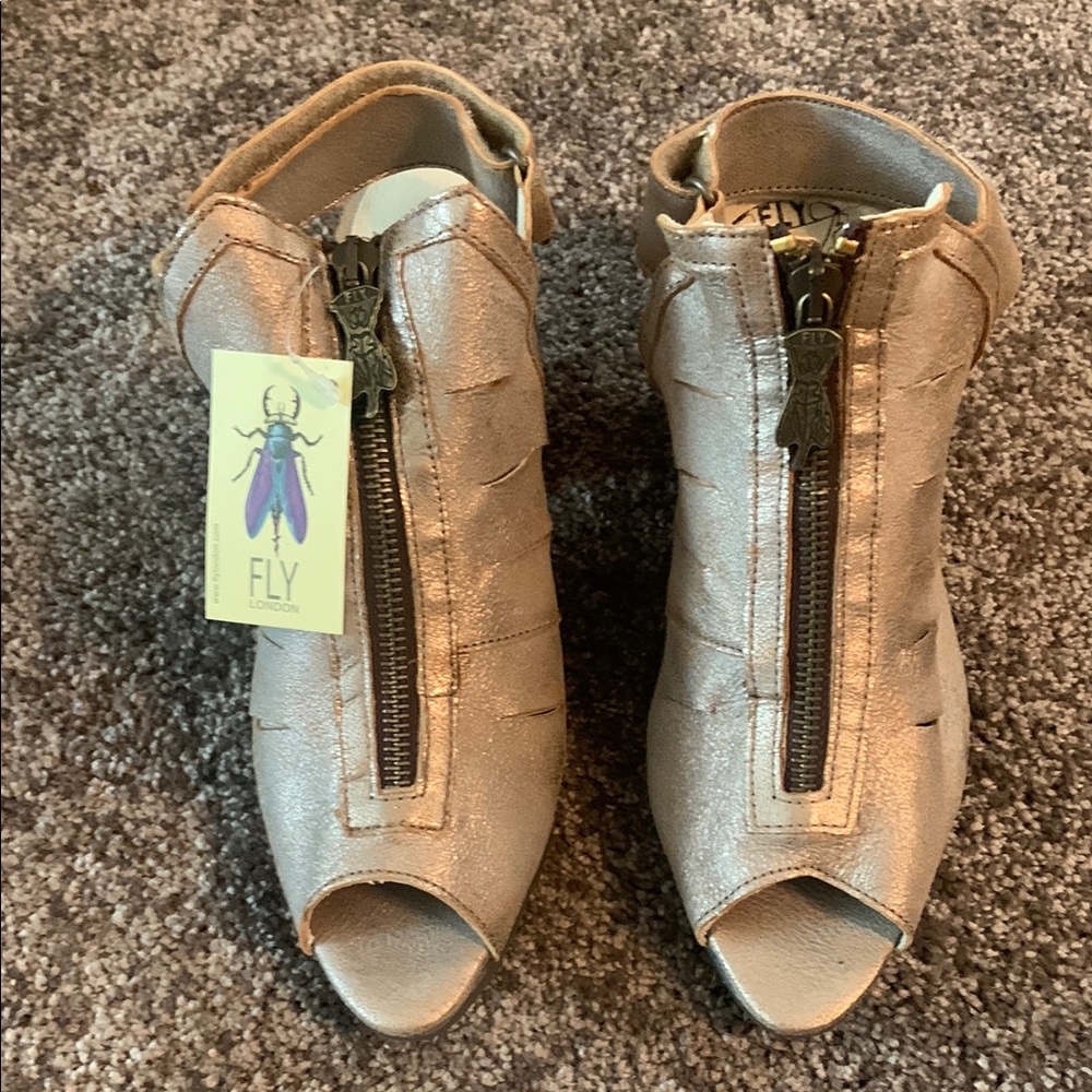 NWT RARE Fly London Metallic Gold Zip Front Peep Toe Sandals - Sz 38/7.5-8M
